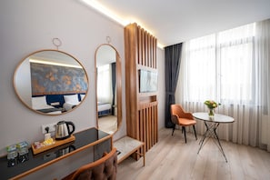 Minibar, caja fuerte, escritorio y espacio para trabajar con un portátil