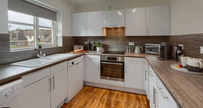 Captivating 3-bed Apartment by Gleneagles