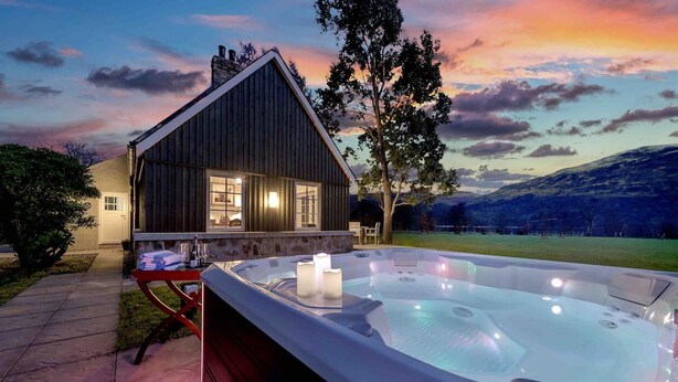 Ett modernt hus med en bubbelpool och en uteplats.