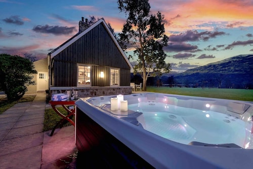 Dalveich Cottage W/hot tub & Stunning Views