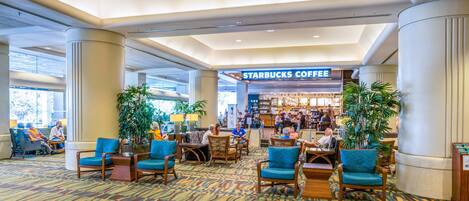 Room, 1 Queen Bed, Lanai | Lobby