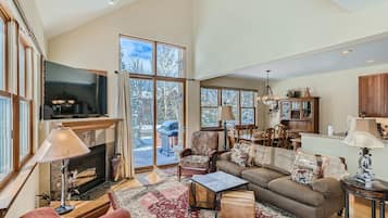 Townhouse, Beberapa Tempat Tidur, perapian, pemandangan gunung (Highland Greens Getaway) | Interior