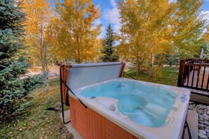 Outdoor spa tub - Beautiful Unit in Quiet Area w/ Shuttle to Slopes (Breckenridge)
