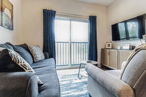 Condo, 1 Queen Bed with Sofa bed, Kitchen | Living area