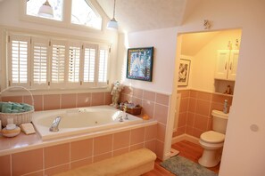 Dusche, Whirlpool, Haartrockner, Handtücher