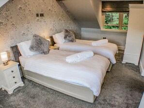 Cottage | 6 bedrooms, individually decorated, individually furnished, free WiFi - Belvedere Farm (Halifax)