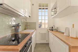 Frigorifero, microonde, forno, piano cottura