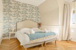 Tabla de planchar con plancha, wifi y ropa de cama 