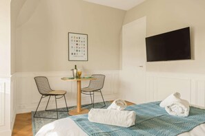 Tabla de planchar con plancha, wifi y ropa de cama 