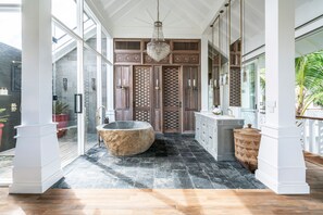 Bathtub, hair dryer, towels, soap - Ultra Luxury | 1000m2 | 15 Staff | Best In Villa Dining in Bali | AC throughout (Bali)