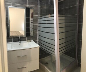 Ducha, secador de pelo, toallas y jabón