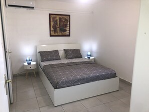 1 habitación, tabla de planchar con plancha, wifi gratis y ropa de cama