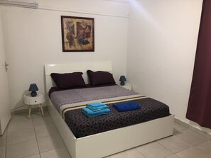 1 habitación, tabla de planchar con plancha, wifi gratis y ropa de cama 
