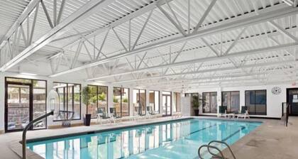 Cozy downtown studio for 2! Clubhouse amenities