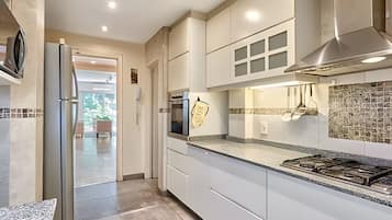 Fridge, microwave, oven, coffee/tea maker