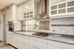 Fridge, microwave, oven, coffee/tea maker - Family 3BR Apartment in Best of Recoleta (CABA)