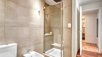 Ensemble douche/baignoire, sĂšche-cheveux, serviettes fournies