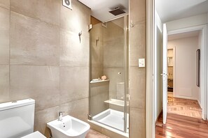 Combined shower/tub, hair dryer, towels