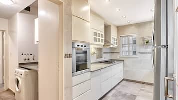 Fridge, microwave, oven, coffee/tea maker