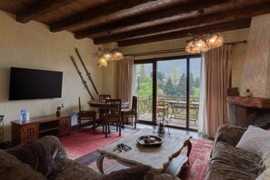 Superior Chalet, 3 Bedrooms, Fireplace, Mountain View | Living area | 40-inch Smart TV with digital channels, TV, Netflix - Parnassus Dreamwood Chalet (Makrakomi)