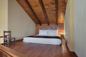3 bedrooms, individually furnished, laptop workspace, iron/ironing board - Parnassus Dreamwood Chalet (Makrakomi)