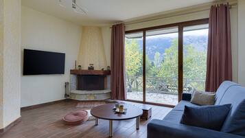 Chalet Supérieur, 3 chambres, cheminée, vue montagne | Coin séjour | TV connectée de 40 pouces avec chaînes numériques, télévision, Netflix