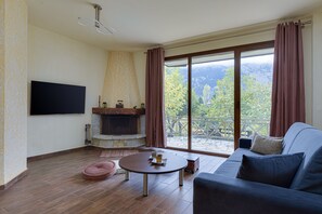 Superior-Chalet, 3 Schlafzimmer, Kamin, Bergblick | Wohnbereich | 40-Zoll-Smart-TV mit Digitalempfang, Fernseher, Netflix