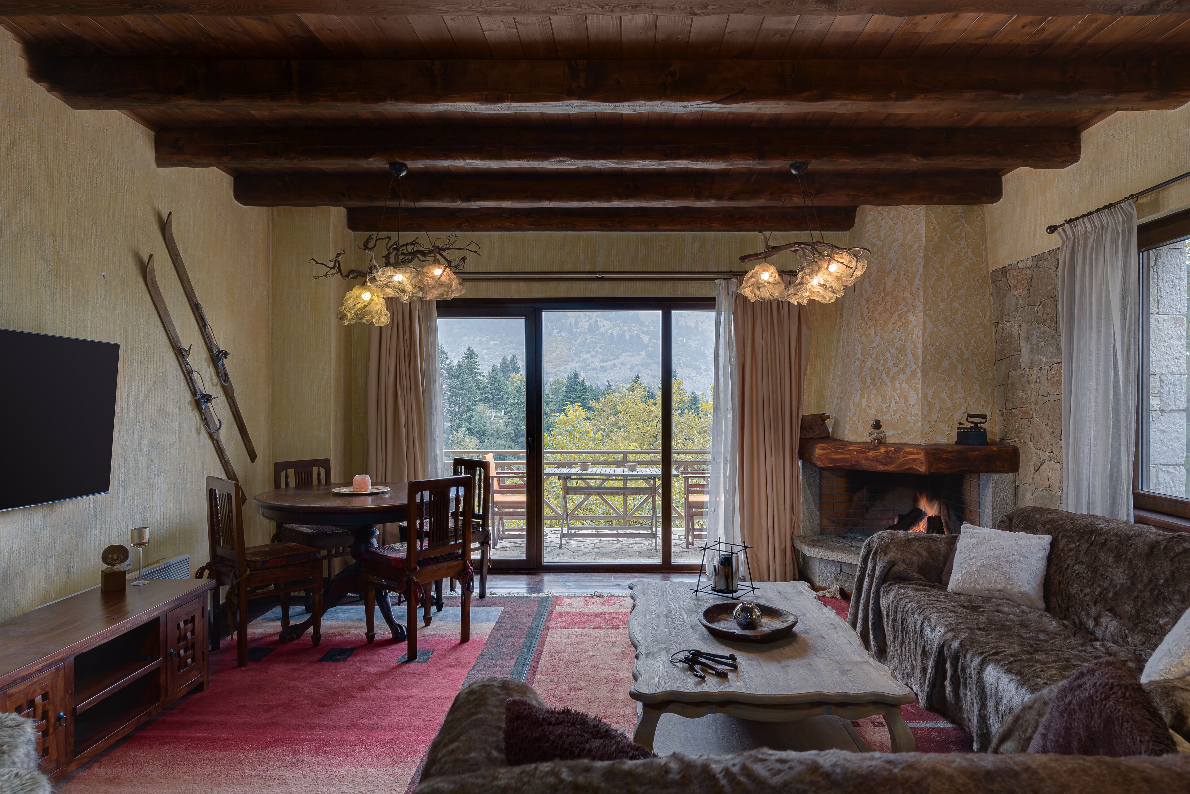 Chalet Supérieur, 3 chambres, cheminée, vue montagne | Coin séjour | TV connectée de 40 pouces avec chaînes numériques, télévision, Netflix