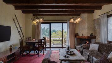Chalet Supérieur, 3 chambres, cheminée, vue montagne | Coin séjour | TV connectée de 40 pouces avec chaînes numériques, télévision, Netflix