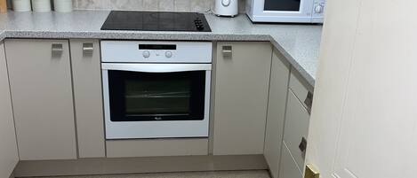 Een koelkast, een magnetron, een oven, een waterkoker