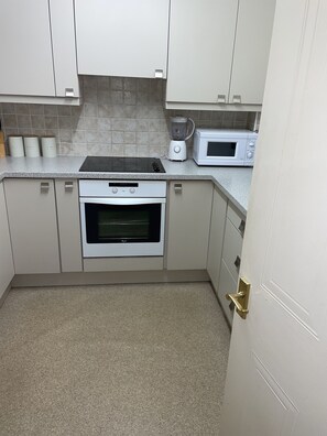 Kühlschrank, Mikrowelle, Ofen, Wasserkocher