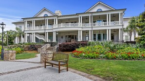Exterior - Third floor Sea Pines villa overlooking the lagoon, minutes from Harbour Town (Hilton Head Island)