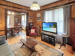 Smart-TV, Kamin, DVD-Player, Bücher