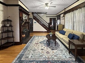 Een smart-tv, een open haard, een dvd-speler en boeken