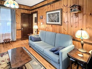 Smart-TV, Kamin, DVD-Player, Bücher