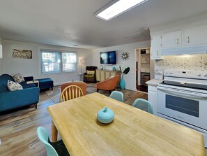 Interior - Nobody's Tybee Shack | Mid Island Home (Tybee Island)