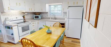 Een koelkast, een microgolfoven, een oven, een kookplaat