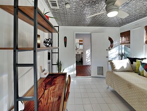 3 bedrooms, iron/ironing board, internet, bed sheets