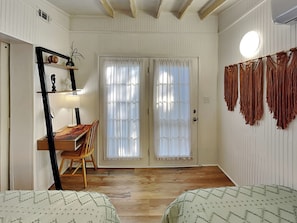 3 bedrooms, iron/ironing board, internet, bed sheets