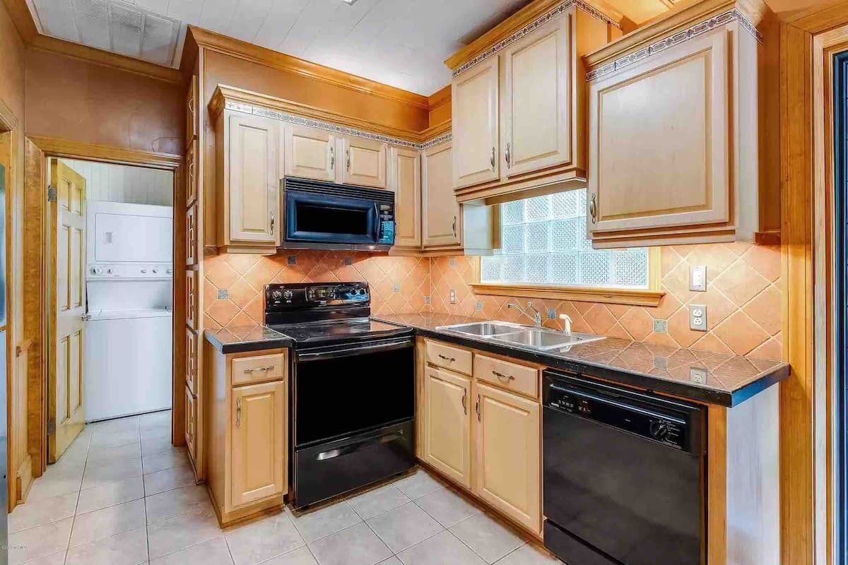 Entire Unit • Relaxing 2 Bedroom Suite • FAST WIFI