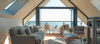 Rock Lobster -  a family friendly that sleeps 8 guests  in 4 bedrooms