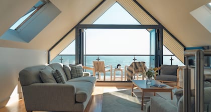 Rock Lobster - a family friendly that sleeps 8 guests in 4 bedrooms