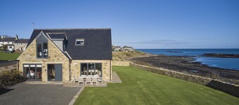 Rock Lobster -  a family friendly that sleeps 8 guests  in 4 bedrooms