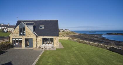 Rock Lobster - a family friendly that sleeps 8 guests in 4 bedrooms