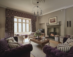 Smart TV, fireplace, DVD player - Oughtershaw Hall -  a large propertie that sleeps 16 guests  in 8 bedrooms (Skipton)