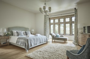 8 bedrooms, travel cot, WiFi