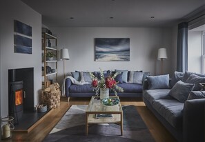Smart TV, fireplace