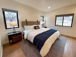 3 bedrooms, iron/ironing board, travel cot, WiFi - Trails End B -  3 bedroom modern Winthrop townhome (Winthrop)