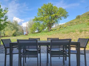 Outdoor dining - Trails End B -  3 bedroom modern Winthrop townhome (Winthrop)