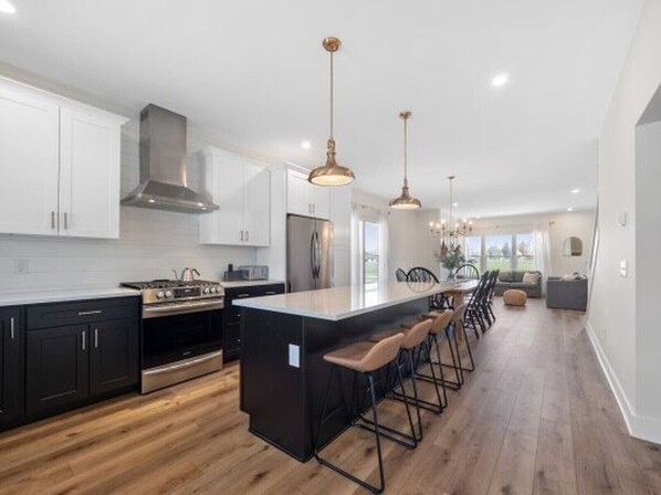 Refrigerador, microondas, horno y lavavajillas 